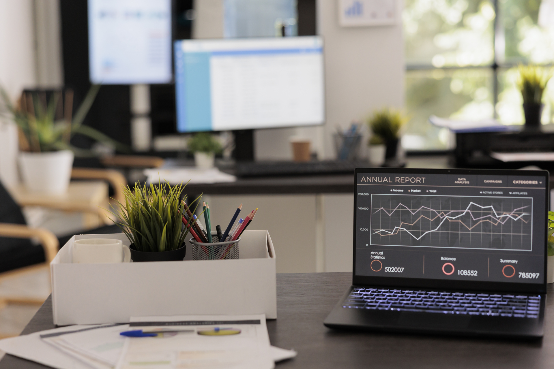 link building para web En la imagen se ve un monitor que muestra el aumento de visitas gracias al link building para web