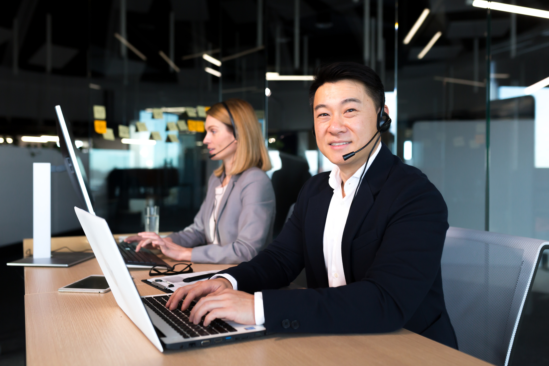 Asesor técnico para páginas webs y joven ejecutiva de soporte técnico, brindando soluciones y felices.