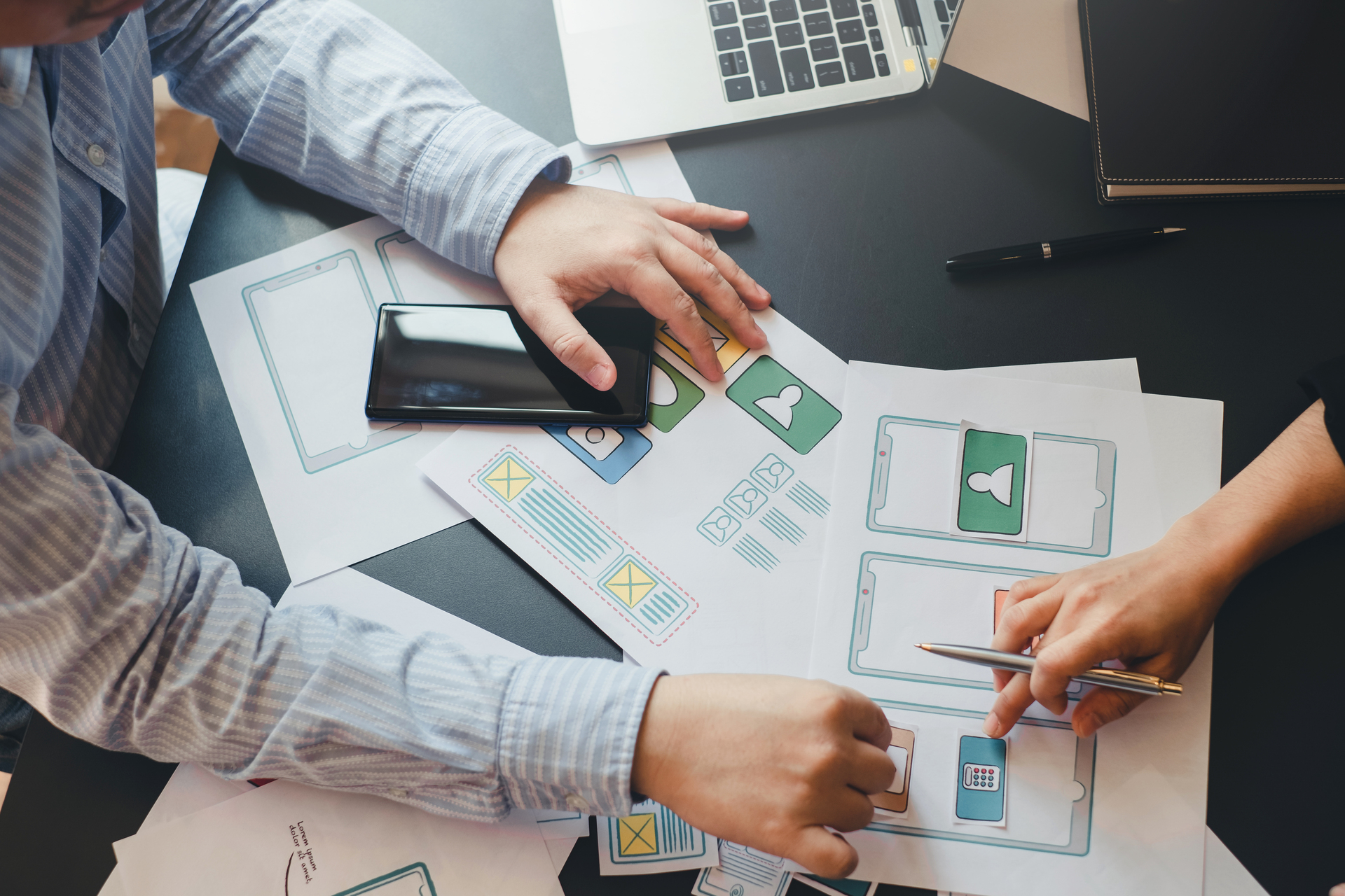 dos diseñadores estan evaluando las funciones de una aplicación